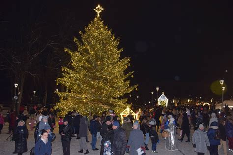 Biržuose Kalėdinio Laikotarpio Pradžia įžiebė įspūdingą Kalėdinę Eglę