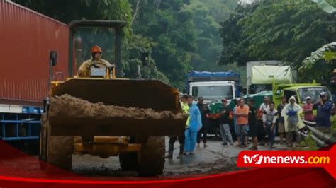 Tebing Longsor Akibatkan Jalan Lintas Provinsi Di Temanggung Lumpuh