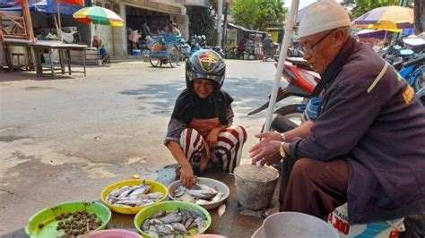 Kisah Lansia Penjual Ikan Di Brebes Kumpulkan Uang Sampai Bisa