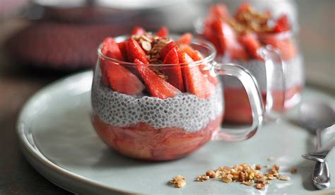 Verrine De Fraises Et Rhubarbe Aux Graines De Chia A Vos Assiettes