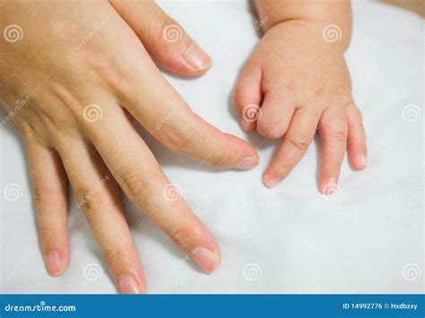 Mains D Enfant Et D Adulte Photo Stock Image Du Bercer 14992776