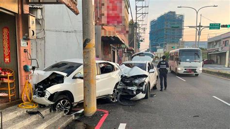 巧合？白轎車擦撞機車 撞毀路邊同款車｜東森新聞：新聞在哪 東森就在哪裡