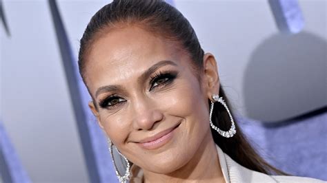 Screw Pumpkin Spice Jennifer Lopez Is Wearing Chai Latte Chic Nails