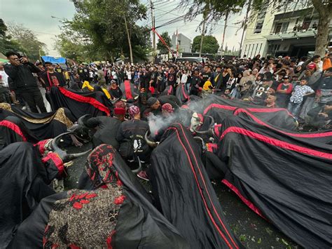 Ritual Pembakaran Dupa Dan Bantengan Berkumpul Mewarnai Festival