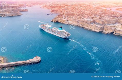 Porto Do Forro Do Navio De Cruzeiros De Valletta Malta Foto Da Vista A