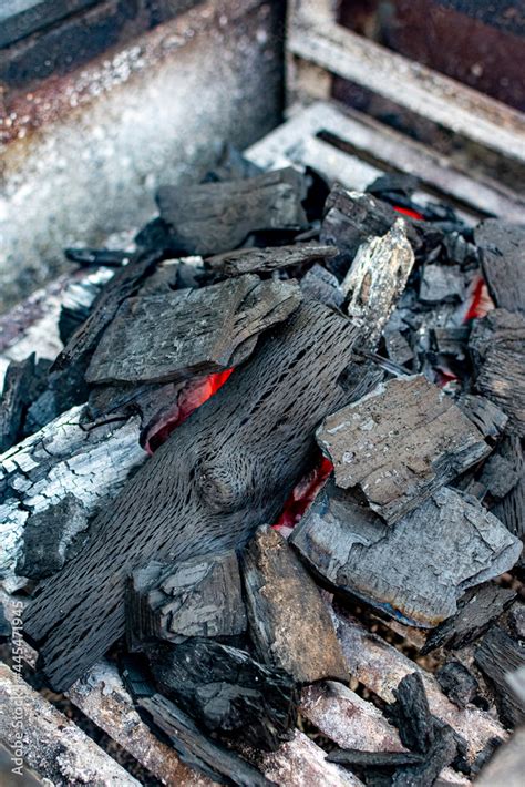 Carb N Encendido Brasas De Carb N Carb N Encendido En Asador Stock