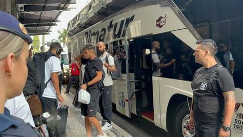 Corinthians chega a Curitiba sem Cássio Renato Augusto e mais