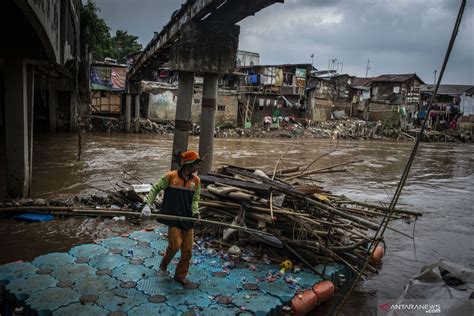 Rencana Naturalisasi Bantaran Sungai Jakarta Antara News