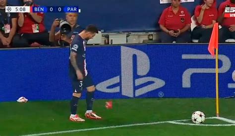 PSG vs Benfica Lionel Messi recibió varios papeles y vasos