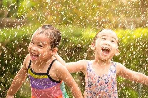 Niña Linda Divirtiéndose En El Patio Trasero Los Niños Disfrutan De