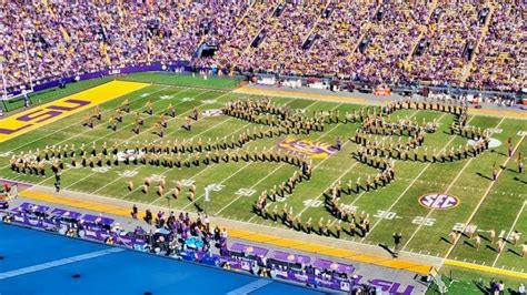 LSU's Band Formed Heisman Trophy Pose For QB Jayden Daniels