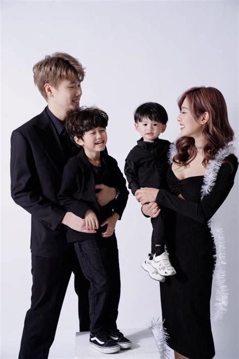 Hot mom Trang Lou em gái Huyme kỷ niệm năm ngày cưới hai nhóc tỳ lộ diện cực yêu