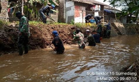 Satgas Citarum Sektor 21 15 Sumedang Bebersih Sungai Cikeruh Sepanjang