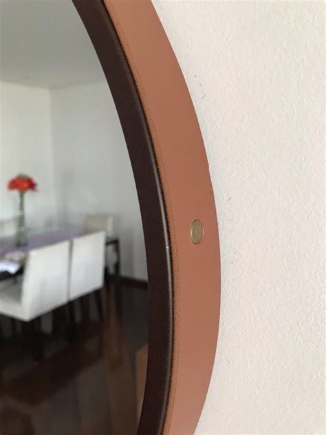 Espelho Decorativo Adnet Marrom Alça Courino Caramelo 40 Cm