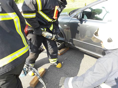 快訊／疑騎士轉彎車速快衝對向 遭壓車頭下命危｜東森新聞：新聞在哪 東森就在哪裡