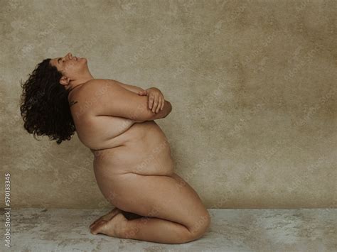 Foto De Plus Size White Woman Sitting On Knees Leaning Back In The Nude Do Stock Adobe Stock