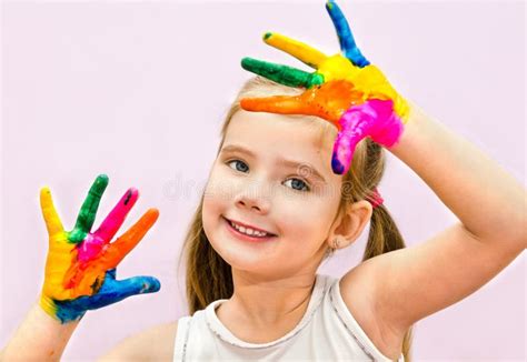 Dessin De Sourire Mignon De Petite Fille Avec La Peinture Et Le Pinceau