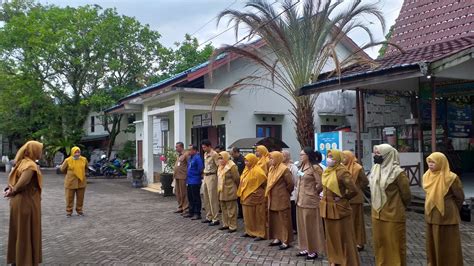 Camat Banjarmasin Tengah Melaksanakan Apel Pagi Di Kantor Kecamatan