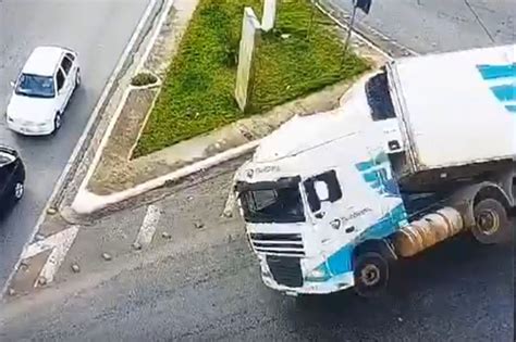 MidiaNews Vídeo mostra momento em que carreta tomba na Miguel Sutil