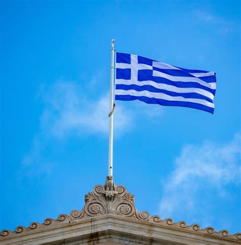 Bandera Griega Ondeando Sobre Fondo De Cielo Azul Foto Premium