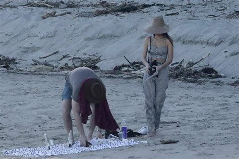 Emily Ratajkowski à la plage avec son chéri elle en montre un peu trop dans son bikini Voici