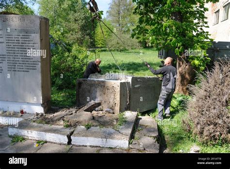 Los Trabajadores Desmantelan El Monumento Soviético A Una Madre