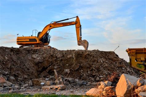 Funcionamento Pesado Da Cubeta Da M Quina Escavadora Na Pedreira Em Um