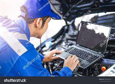2,457 Mechanic using laptop Images, Stock Photos & Vectors | Shutterstock