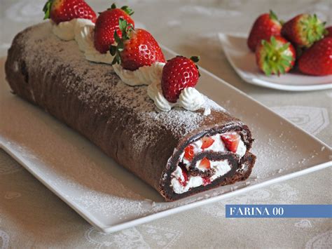 Rotolo Al Cacao Con Panna E Fragole Farina