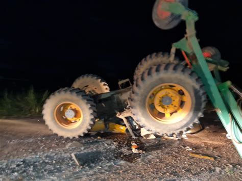 V Deo Caminh O Que Transportava Soja Bate Em Trator E Os Dois Tombam