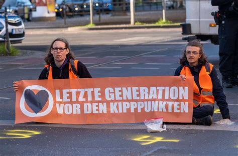 Bei Stra Enblockade In Stralsund Lastwagen F Hrt Klimaaktivist An