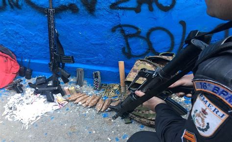 PolÍcia Militar Prende Sete E Apreende Fuzil Pistolas E Granadas Em