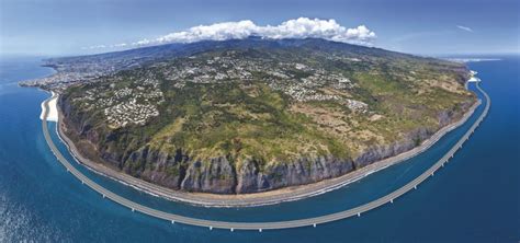 L une des routes les plus chères du monde a ouvert à l île de la Réunion