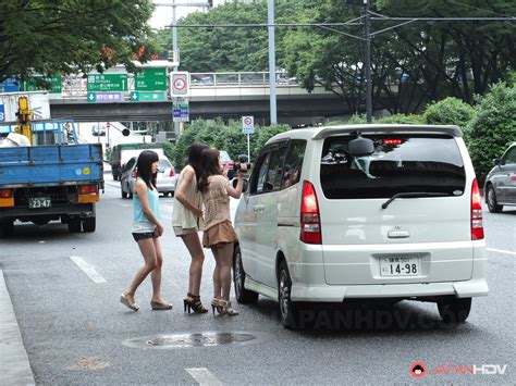 Drei Japanische Teenager Springen In Einen Van Und Saugen Einen Kleinen