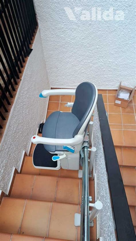 Silla Salvaescaleras SOCIUS En El Exterior De Una Casa Marbella