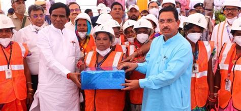 Union Minister Visits Coal Mines In Odisha, Motivates Workers To ...