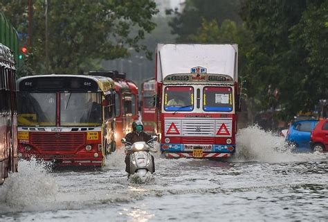 Mumbai Rain Update मुंबई में भारी बारिश जारी निचले इलाकों में जल जमाव ठाणे में गिरी पुरानी