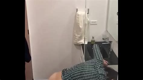 Prima desnuda en el baño Video Porno HD PornoZorras