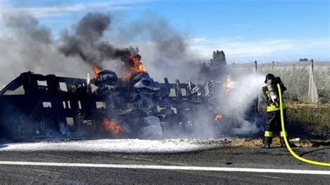 A Scontro Tra Camion Uno Si Ribalta E Il Carico Si Incendia