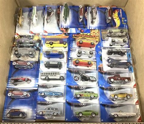 Lot 25 NIP Cars Hot Wheels Chuck E Cheeses