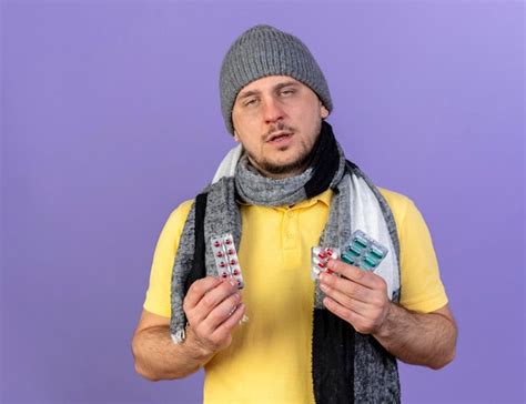 Pâle jeune homme slave malade blonde portant un chapeau d hiver et une écharpe Photo Gratuite