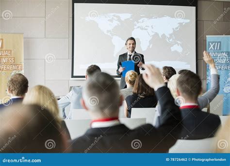 Orador Sonriente Que Hace Preguntas A La Audiencia Durante Seminario