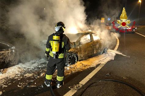 Pauroso Scontro Tra Due Mercedes Poi Lincendio Auto Distrutte