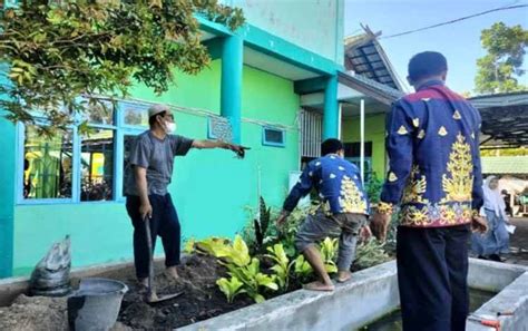 Percantik Taman Madrasah Guru MAN Kapuas Lakukan Penanaman Bunga