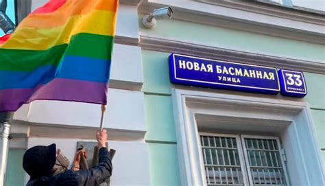 Участников Pussy Riot вывесивших ЛГБТ флаги в день рождения Путина обвинили в незаконном