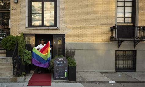 Suásticas e bandeiras do orgulho gay incendiadas crimes de ódio aumentam em Nova York Jornal