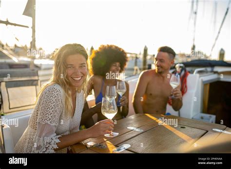 Frau tanzt im bikini Fotos und Bildmaterial in hoher Auflösung Alamy