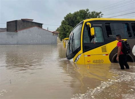 A Gazeta Chuva Forte Deixa Ruas Inundadas Em Cidades Do Norte E