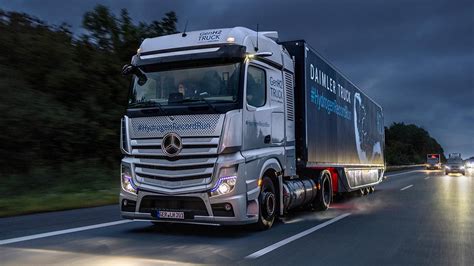 Mercedes Benz Wasserstoff Lkw legt mit einer Flüssigwasserstoff