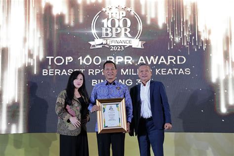 BPR Arto Moro Terima Penghargaan Top 100 BPR 2023 Jatengaja